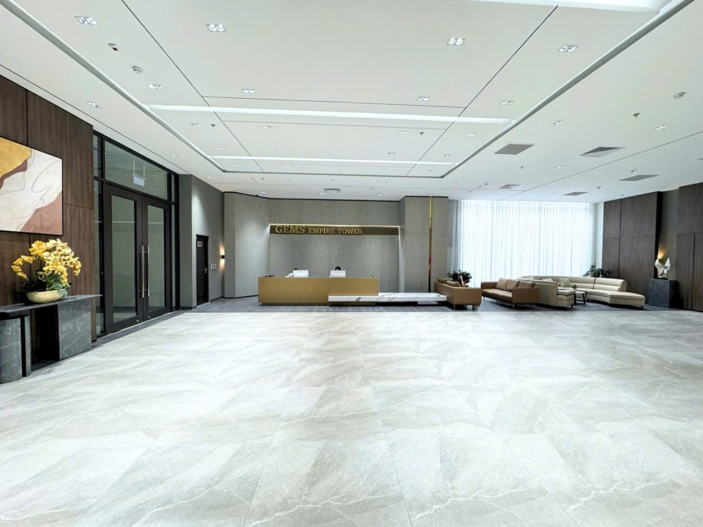 Trong sảnh tòa nhà được thiết kế trang trọng, lịch sự; thuận tiện để đón khách